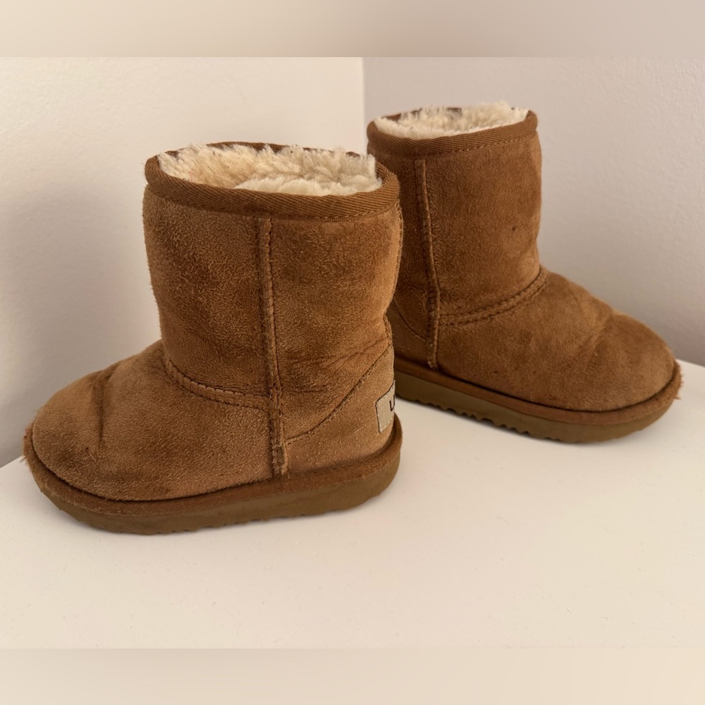 Toddler Ugg Boots - size 9 - Picture 4 of 10